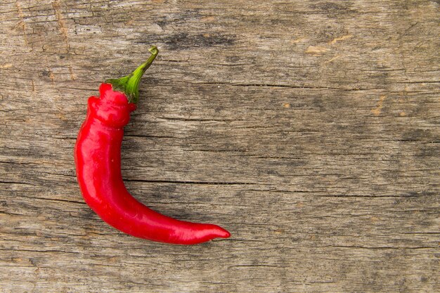 Piments rouges sur table en bois rustique. Vue de dessus avec espace de copie