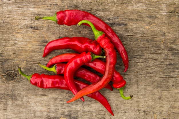 Piments rouges sur table en bois rustique. Vue de dessus