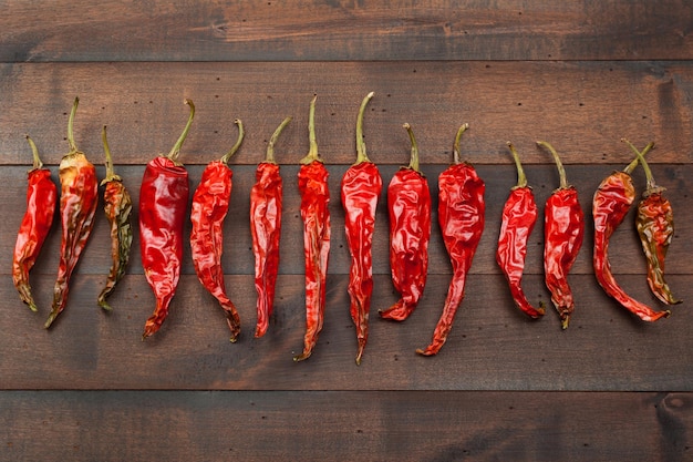 Piments rouges sur table en bois