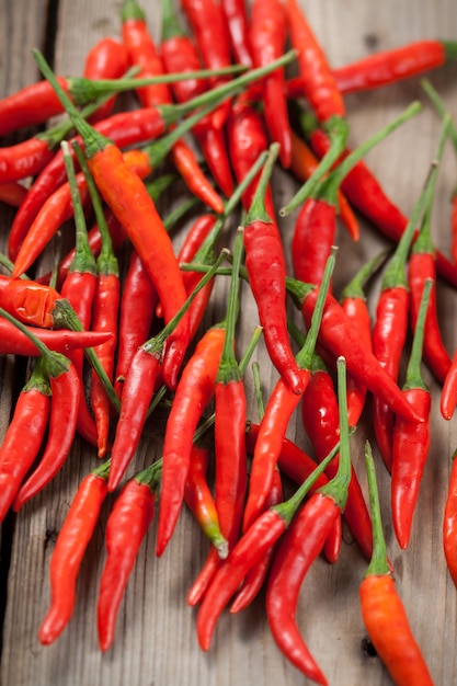 Piments rouges sur une table en bois