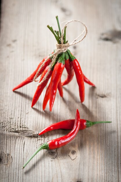 Piments rouges sur une table en bois