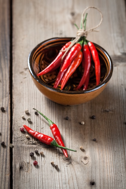 Piments rouges sur une table en bois