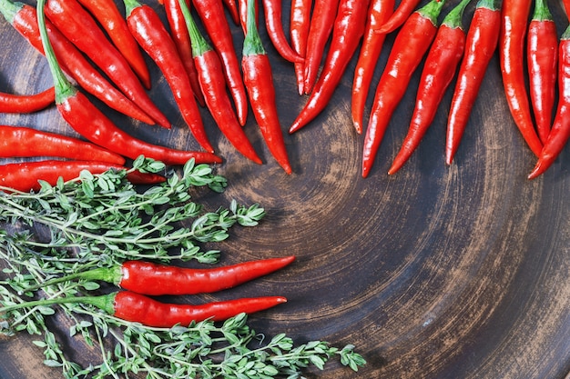 piments rouges et thym citron aux herbes de cuisine sur bois