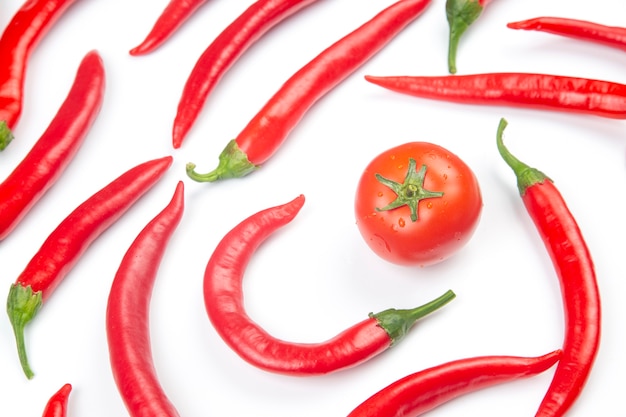 Piments rouges et tomates sur blanc