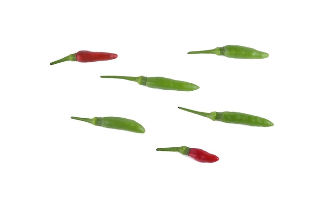 Piments rouges et verts isolés sur fond blanc