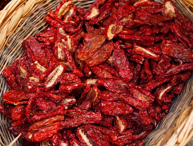 Piments séchés dans le panier de battage