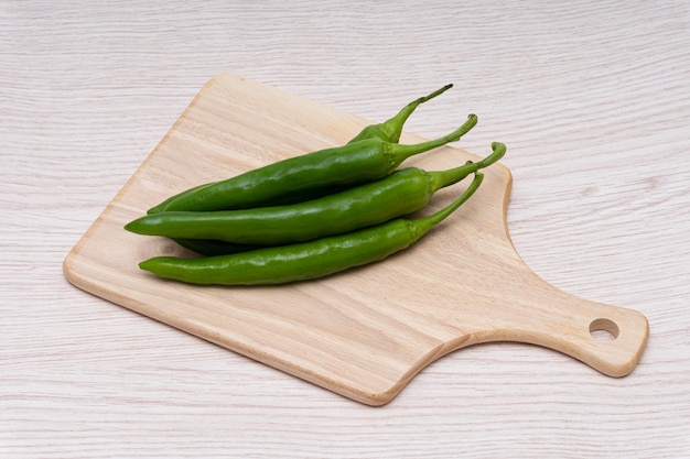 Piments verts frais plaqués sur fond blanc