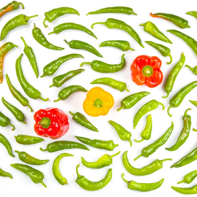 Piments verts et poivrons rouges et jaunes sur fond blanc légumes vitaminés pour la santé
