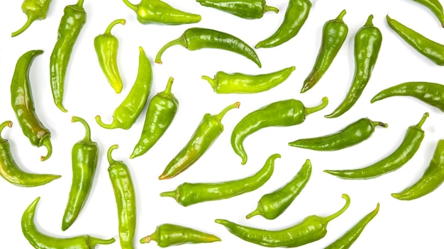 Piments verts répartis uniformément sur fond blanc légumes vitaminés pour la santé