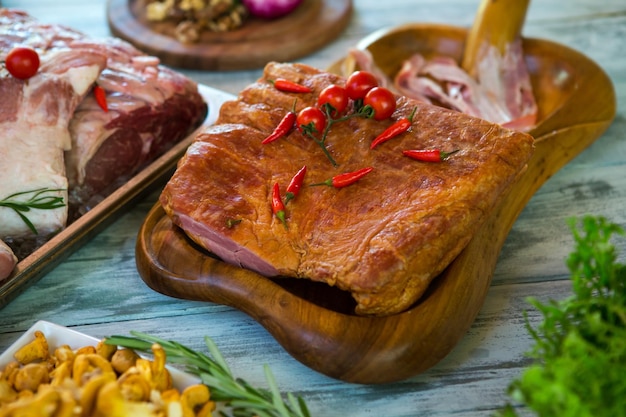 Piments sur la viande. Champignons jaunes et herbe verte. Boeuf au four et girolles. Le premier plat est prêt.