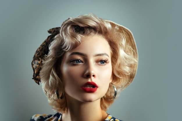 Pin up girl vintage belle femme pin up style portrait en maquillage rétro lèvres rouges portrait de beaut...