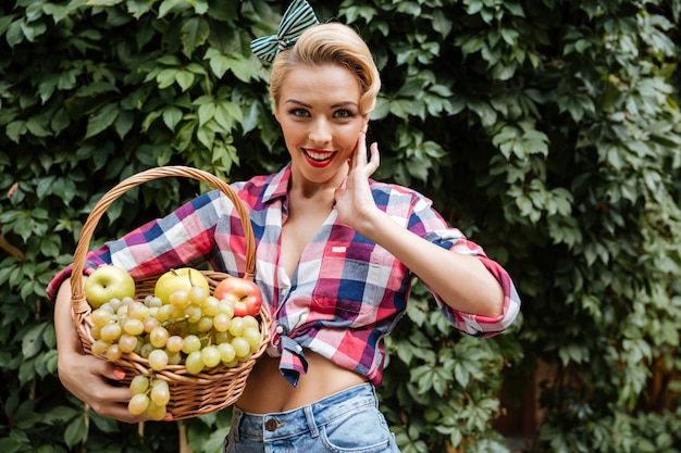 Pin-up posant à l'extérieur