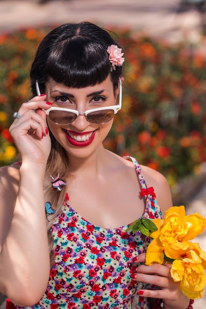 Pin-up relaxante dans le parc