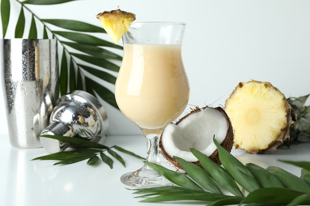 Pina colada cocktail et ingrédients sur tableau blanc.