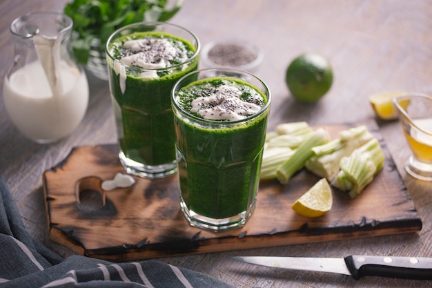 Épinards détox avec crème et graines de chia. Nettoyage du corps. Régime.