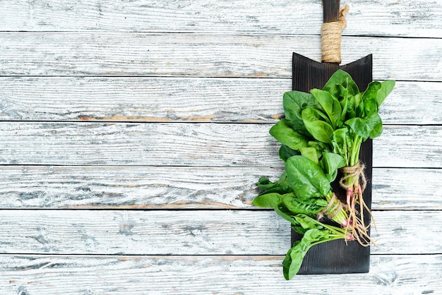 Épinards frais sur fond blanc Alimentation saine Vue de dessus Espace libre pour votre texte