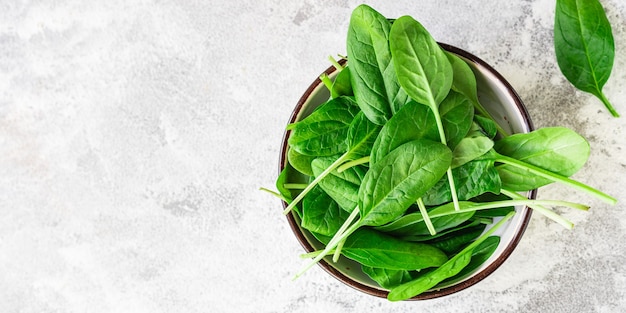 Épinards frais laisse des aliments verts sains sur la table de cuisson des repas