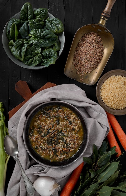 Épinards, riz et lentilles minestrone