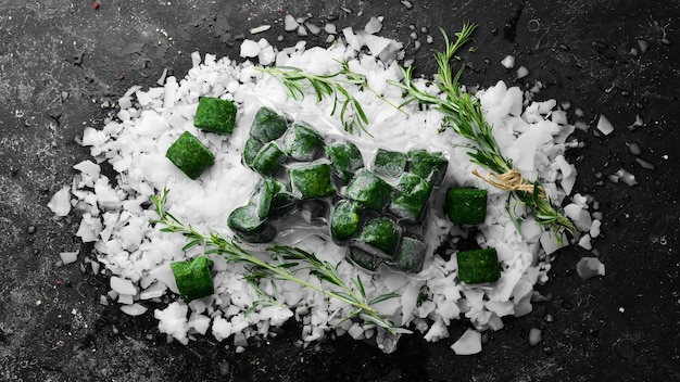 Épinards verts frais congelés Aliments sains Vue de dessus Espace libre pour votre texte