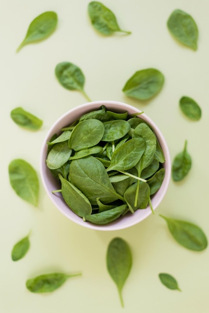 Épinards verts frais dans un bol