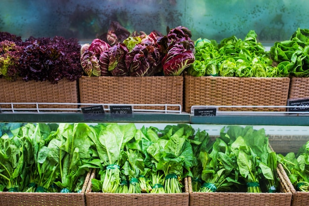 Épinards verts et salades sur une étagère de magasin