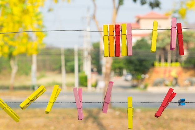 Pince à linge en bois suspendu à un fil métallique