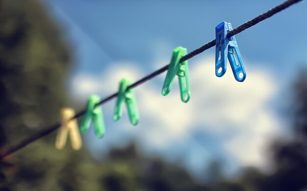 Pince à linge colorée sur la corde en plein air