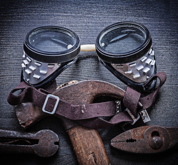 Photo pince à marteaux pour lunettes sur bois vintage