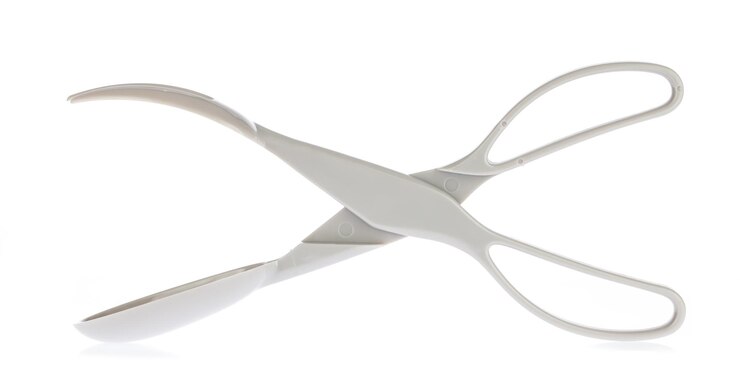 Photo pince à salade en plastique isolé sur fond blanc