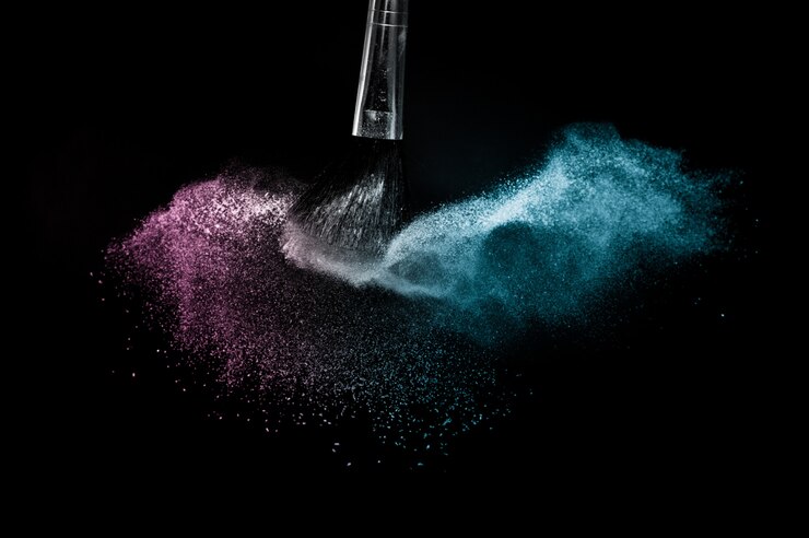 Photo pinceau cosmétique avec épandage de poudre cosmétique océan bleu et violet