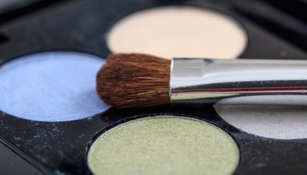Pinceau de maquillage sur une palette de fards à paupières