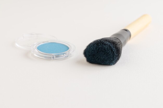 Pinceau de maquillage avec poudre bleue