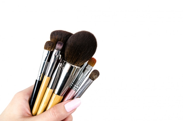 Pinceau de maquillage professionnel dans une main féminine