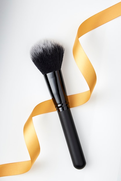 pinceau de maquillage et ruban d&#39;or