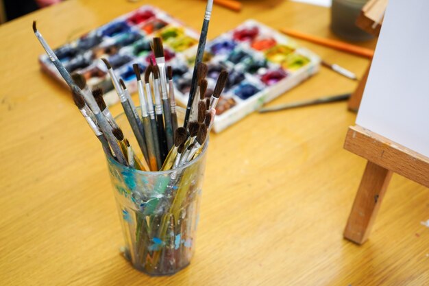 Les pinceaux de l'artiste sur son bureau. peintures à l'aquarelle