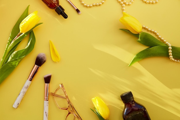 Pinceaux de maquillage à plat féminins jaunes brillants verres perles de compte-gouttes de sérum d'huile Espace de copie