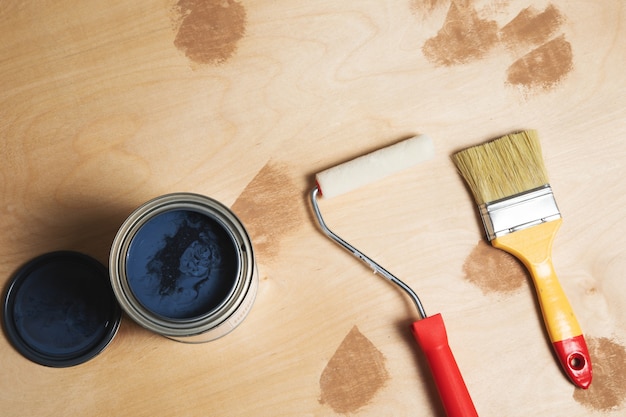 Photo pinceaux avec de la peinture sur le bois