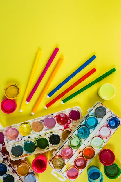 Photo pinceaux et peintures à l'aquarelle pour l'artiste et créativité à l'école