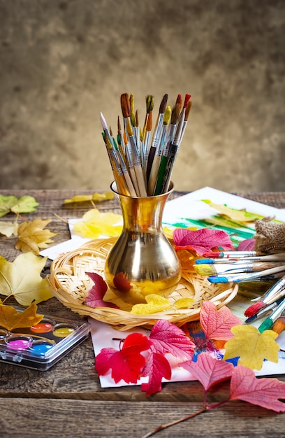 Pinceaux et peintures pour dessiner en composition sur la table.