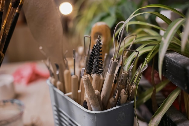 Les pinceaux sont dans un étui à crayons