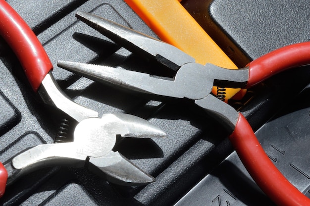 Photo des pinces coupantes et coupantes latérales sont sur la boîte à outils. fermer.