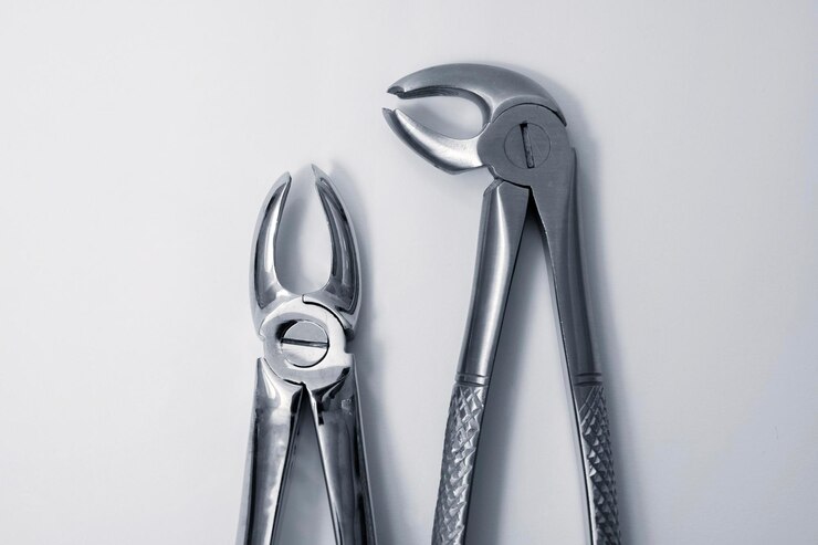 Photo des pinces dentaires sur un fond gris équipement et outils dentaires