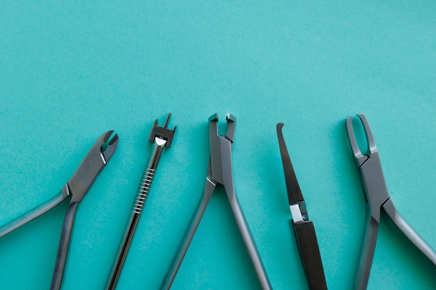 Pinces à épiler et autres outils dentaires pour l'extraction dentaire
