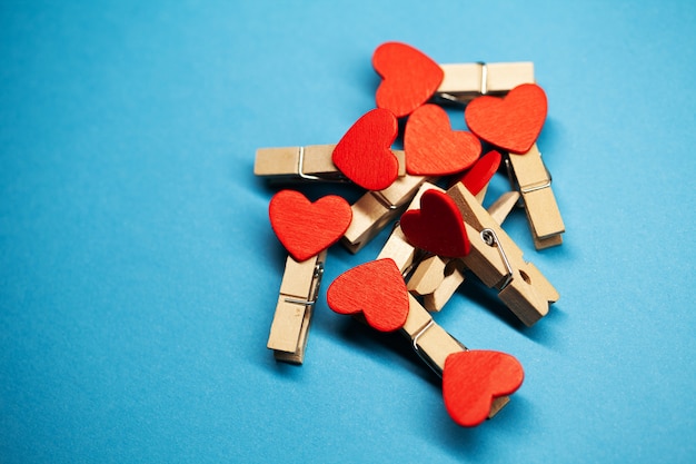 Pinces à linge décoratives avec coeur sur surface bleue