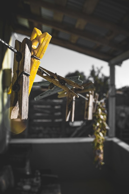 Pinces à linge jaunes attachées à la corde, fond noir et blanc.