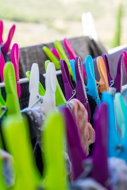 Pinces à linge tenant des vêtements suspendus à la corde à linge extérieure concept de blanchisserie et de travaux ménagers