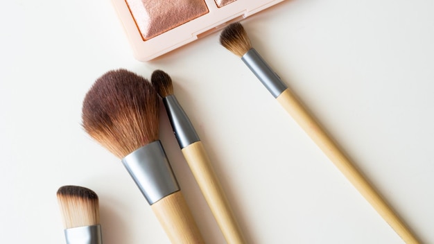 Pincettes de maquillage organiques en bois sur fond blanc Outils de beauté durables et respectueux de l'environnement