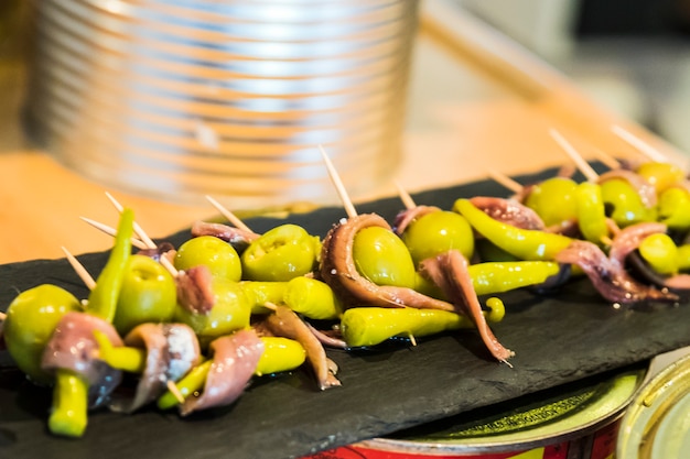 Photo pinches gilda aux olives et tapas aux anchois d'espagne