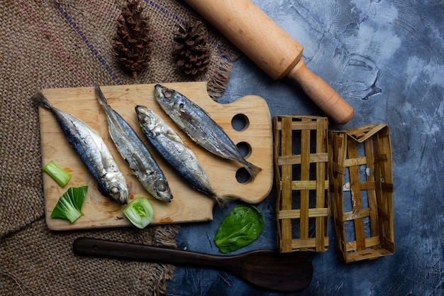 Pindang de poisson salé sur une planche à découper prêt à cuire