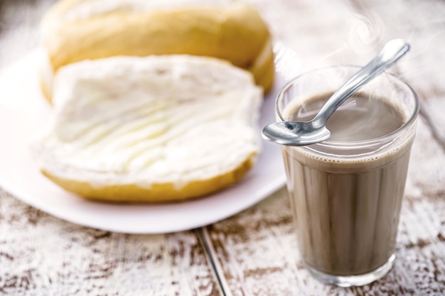 Pingado, lait avec café dans une petite tasse, boisson typiquement brésilienne pour le petit-déjeuner